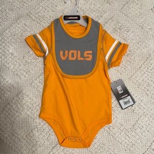NWT- Tennessee, short sleeve, onesie with matching bib